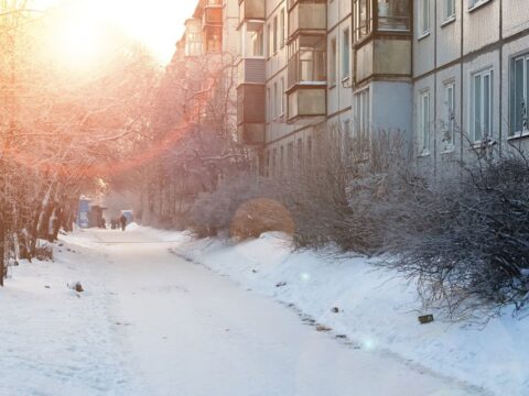 Oblodzone chodniki i spadające sople – czyj to problem ?